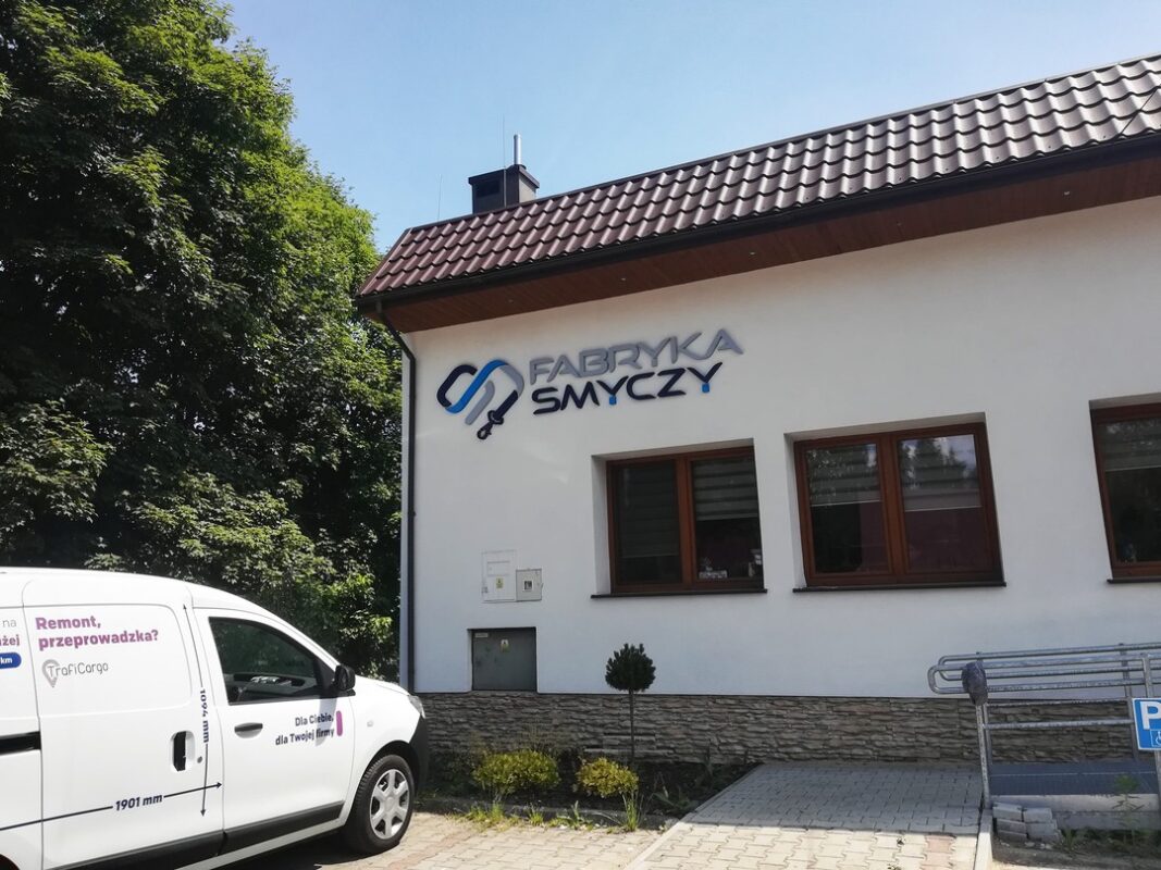 siedziba fabryki smyczy w tymbarku Siedziba Fabryki Smyczy w Tymbarku, gdzie wykonujemy smycze z nadrukiem